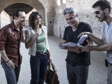 Made in Italy. il regista del film Luciano Liguabue sul set con Stefano Accorsi e Kasia Smutniak