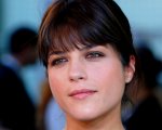 Schegge di follia: Selma Blair nel reboot televisivo del cult