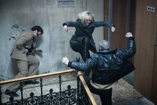 Atomica bionda: Charlize Theron alle prese con due nemici in un momento del film