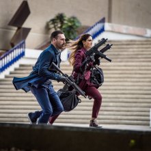 Baby Driver - Il genio della fuga: Jon Hamm ed Eiza Gonzalez in una scena del film