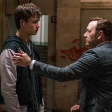 Baby Driver - Il genio della fuga: Ansel Elgort e Kevin Spacey in un momento del film