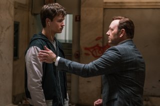 Baby Driver - Il genio della fuga: Ansel Elgort e Kevin Spacey in un momento del film