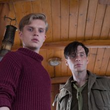 Dunkirk: Cillian Murphy e Tom Glynn-Carney in una scena del film