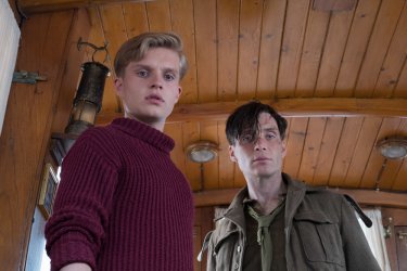 Dunkirk: Cillian Murphy e Tom Glynn-Carney in una scena del film