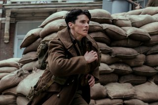 Dunkirk: Fionn Whitehead in un momento del film
