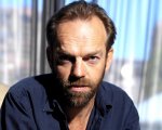 Hugo Weaving e Jennifer Jason Leigh nel cast della serie Patrick Melrose