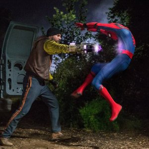 Spider-Man Homecoming - Logan Marshall-Green e Tom Holland in una scena
