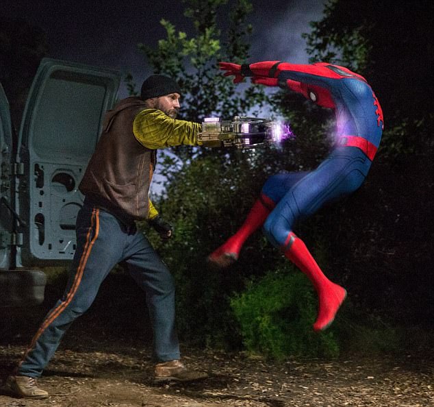 Spider-Man Homecoming - Logan Marshall-Green e Tom Holland in una scena