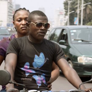 Félicité: Véro Tshanda Beya Mputu e Papi Mpaka in una scena del film