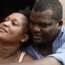 Félicité: Véro Tshanda Beya Mputu e Papi Mpaka in un momento del film