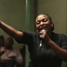 Félicité: Véro Tshanda Beya Mputu canta in una scena del film