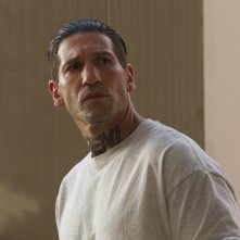 La fratellanza: Jon Bernthal in una scena del film
