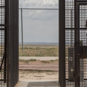 La fratellanza: Nikolaj Coster-Waldau in prigoine in un momento del film