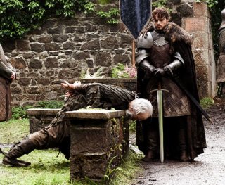 Il trono di spade: Richard Madden in una scena della terza stagione