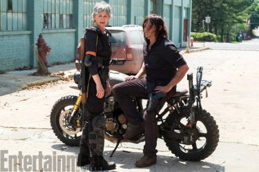 The Walking Dead: Carol e Daryl in una foto dell'ottava stagione