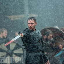 Vikings: Jonathan Rhys Meyers sguaina la spada in una scena della stagione 5
