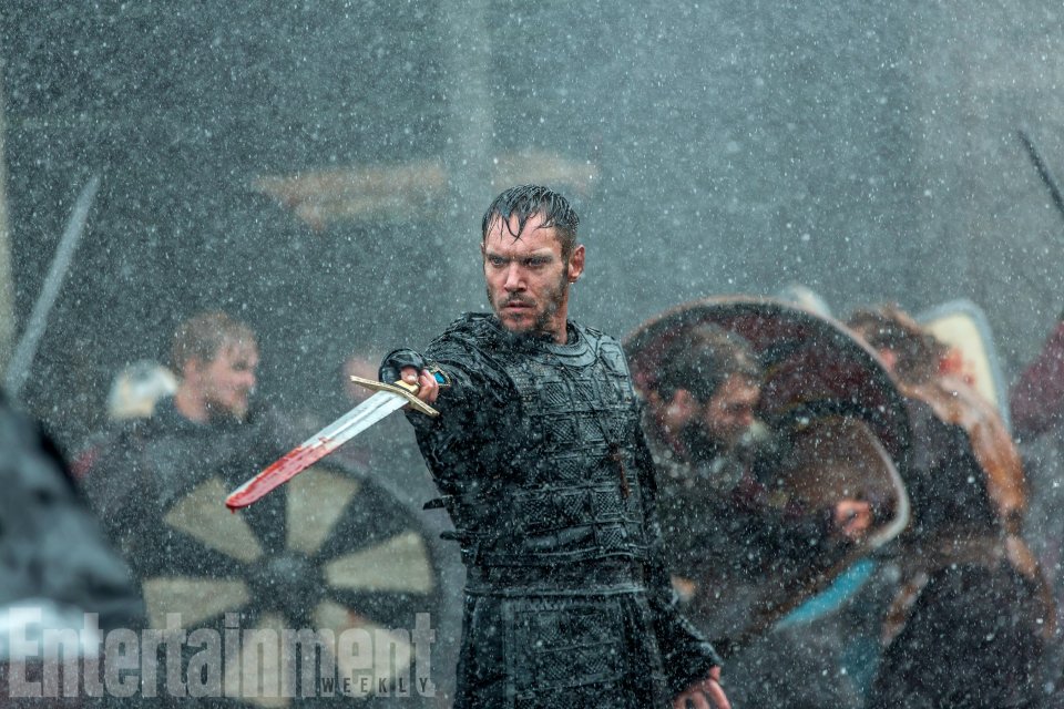 Vikings: Jonathan Rhys Meyers sguaina la spada in una scena della stagione 5