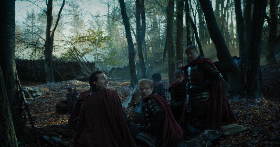 Il trono di spade: Ed Sheeran insieme agli altri soldati nella premiere della stagione 7