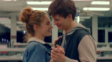 Baby Driver - Il genio della fuga: Ansel Elgort e Lily James in una scena del film