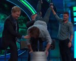Jared Padalecki, birra a testa in giù per il compleanno della star di Supernatural (VIDEO)