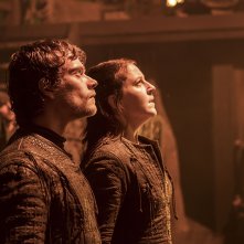 Il trono di spade: Alfie Allen e Gemma Whelan in una scena di Nata dalla tempesta