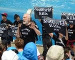 James Cromwell arrestato durante una protesta al SeaWorld di San Diego