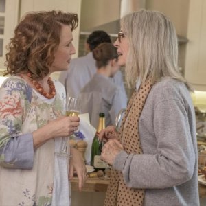 Appuntamento al parco: Diane Keaton e Lesley Manville in una scena del film