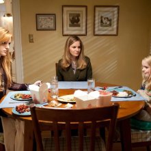 Amityville - Il risveglio: Bella Thorne, Jennifer Jason Leigh e McKenna Grace in una scena del film