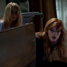Amityville - Il risveglio: Bella Thorne e McKenna Grace in una scena del film