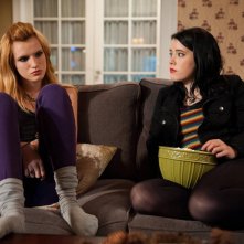 Amityville - Il risveglio: Bella Thorne e Taylor Spreitler in una scena del film