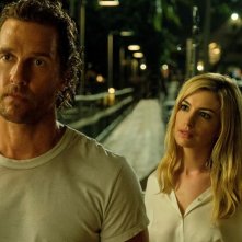 Serenity - L'isola dell'iganno: Anne Hathaway e Matthew McConaughey in una nuova foto del film