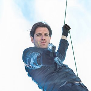 Ammore e Malavita: Giampaolo Morelli in una scena d'azione