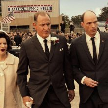 LBJ: Woody Harrelson e Jennifer Jason leigh in una scena