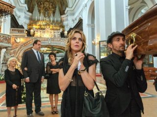 Ammore e Malavita: Carlo Buccirosso e Claudia Gerini in una scena del film