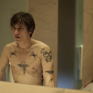 Espèces menacées: Vincent Rottiers e Alice Isaaz in una scena del film