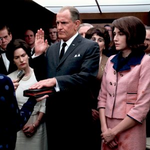 LBJ: Woody Harrelson e Kim Allen durante la scena del giuramento
