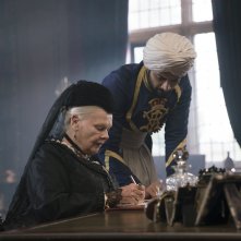 Vittoria e Abdul: Judi Dench e Ali Fazal in una scena del film