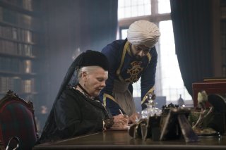 Vittoria e Abdul: Judi Dench e Ali Fazal in una scena del film