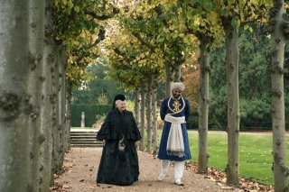 Vittoria e Abdul: Judi Dench e Ali Fazal in un momento del film
