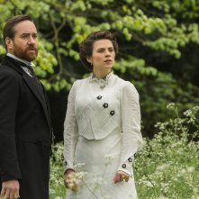 Howard's End: Matthew MacFayden e Hayley Atwell in una foto della miniserie