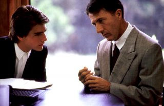 Rain Man - L'uomo della pioggia: Tom Cruise e Dustin Hoffman in una scena del film
