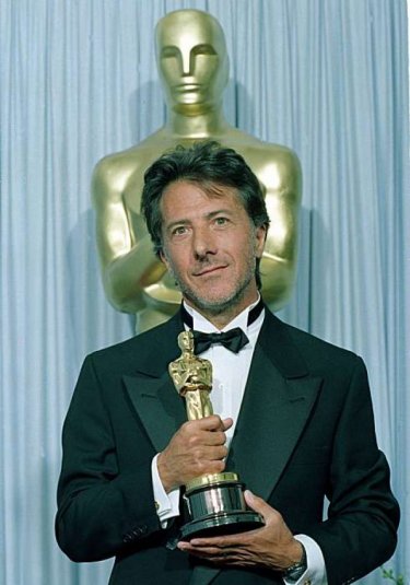 Dustin Hoffman con l'Oscar vinto nel 1989 per Rain Man - L'uomo della pioggia