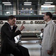 The Shape of Water: Michael Shannon e Michael Stuhlbarg in una scena del film