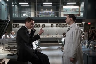 The Shape of Water: Michael Shannon e Michael Stuhlbarg in una scena del film