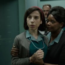 The Shape of Water: Sally Hawkins e Octavia Spencer in una scena del film