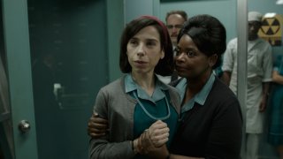 The Shape of Water: Sally Hawkins e Octavia Spencer in una scena del film