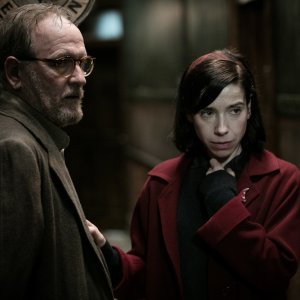 The Shape of Water: Sally Hawkins e Richard Jenkins in una scena del film