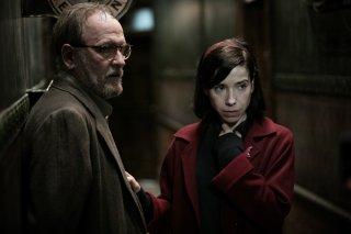 The Shape of Water: Sally Hawkins e Richard Jenkins in una scena del film