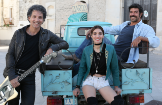 Chi m'ha visto: Pierfrancesco Favino, Beppe Fiorello e Mariela Garriga in un'immagine promozionale del film
