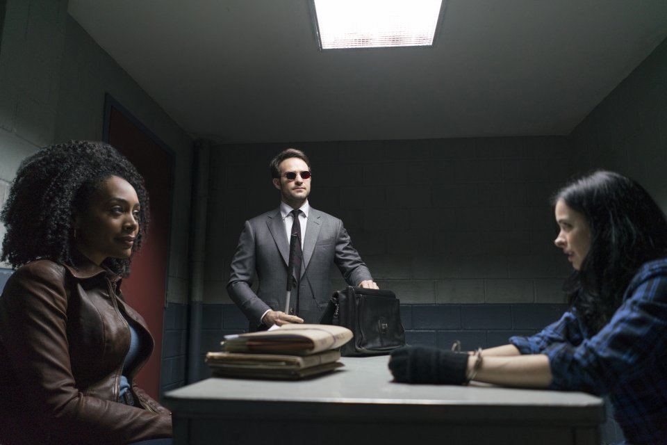 The Defenders: Charlie Cox e Krysten Ritter in una scena